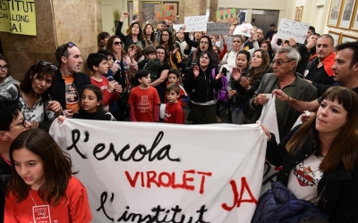 Les famílies de Can Llong han entrat al saló amb pancartes i crits/ Roger Benet